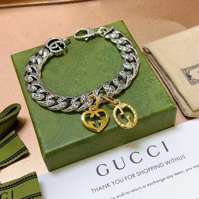 Gucci GG Marmont Bracelet Chaîne Curb Argent et Or avec Maillons Scrollwork Ornés 2
