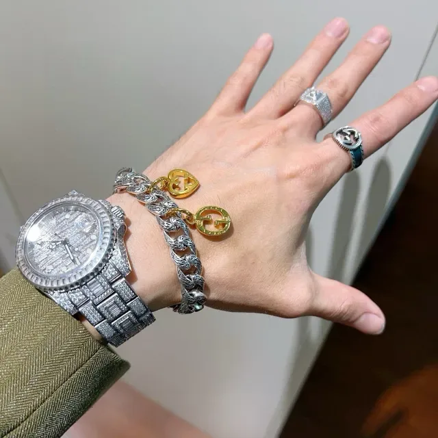 Gucci GG Marmont Bracelet Chaîne Curb Argent et Or avec Maillons Scrollwork Ornés 4