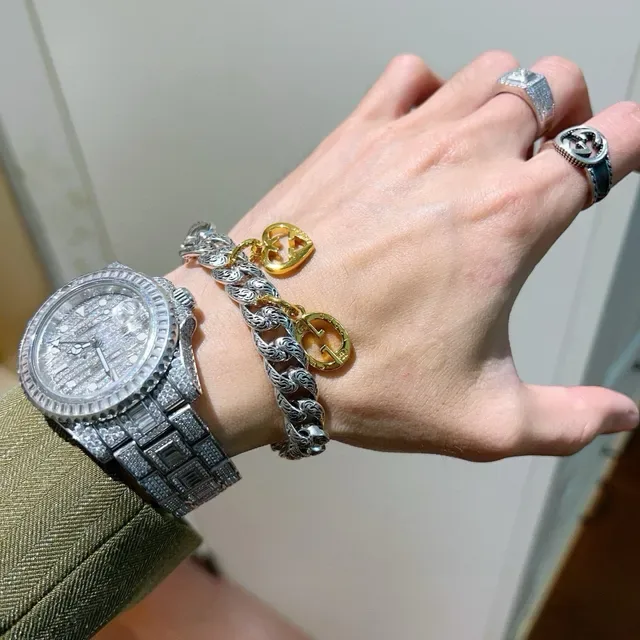 Gucci GG Marmont Bracelet Chaîne Curb Argent et Or avec Maillons Scrollwork Ornés 6