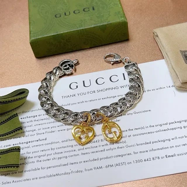 Gucci GG Marmont Bracelet Chaîne Curb Argent et Or avec Maillons Scrollwork Ornés 7