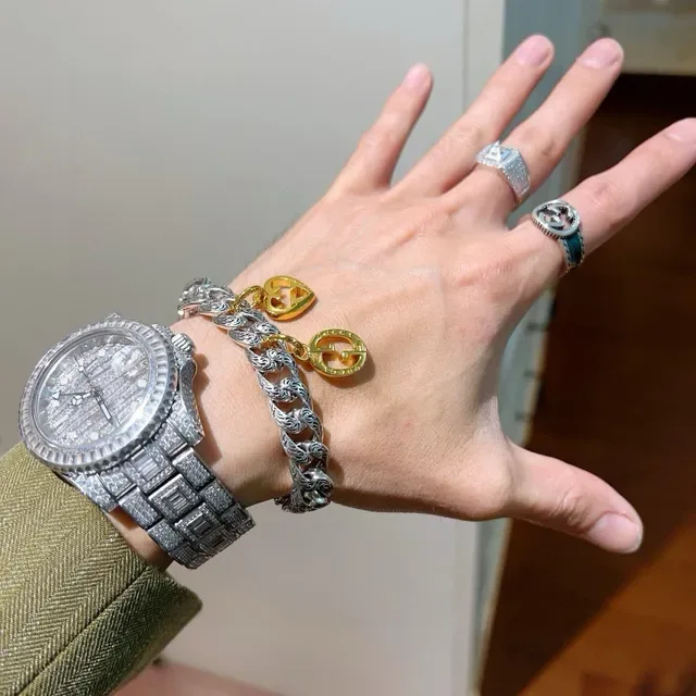 Gucci GG Marmont Bracelet Chaîne Curb Argent et Or avec Maillons Scrollwork Ornés 8
