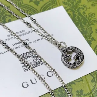Gucci GG Marmont قلادة فضية Interlocking G وسادة دائرية