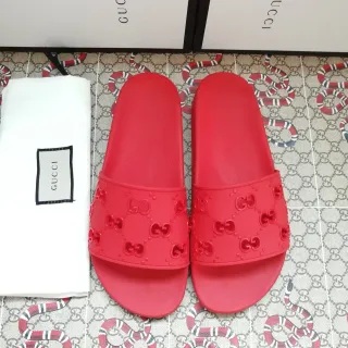 गुच्‍ची GG Monogram स्लाइड लाल रबर सिंगल स्ट्रैप स्लिपर्स