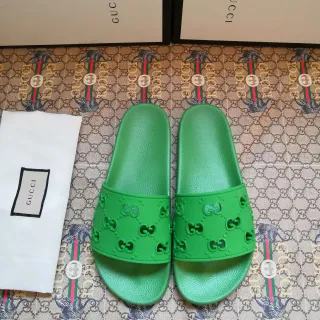 Gucci GG Slide हरे रबर की चप्पल