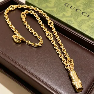 Gucci قلادة سلسلة كيرب ذهبية مع روابط شعار G متشابكة