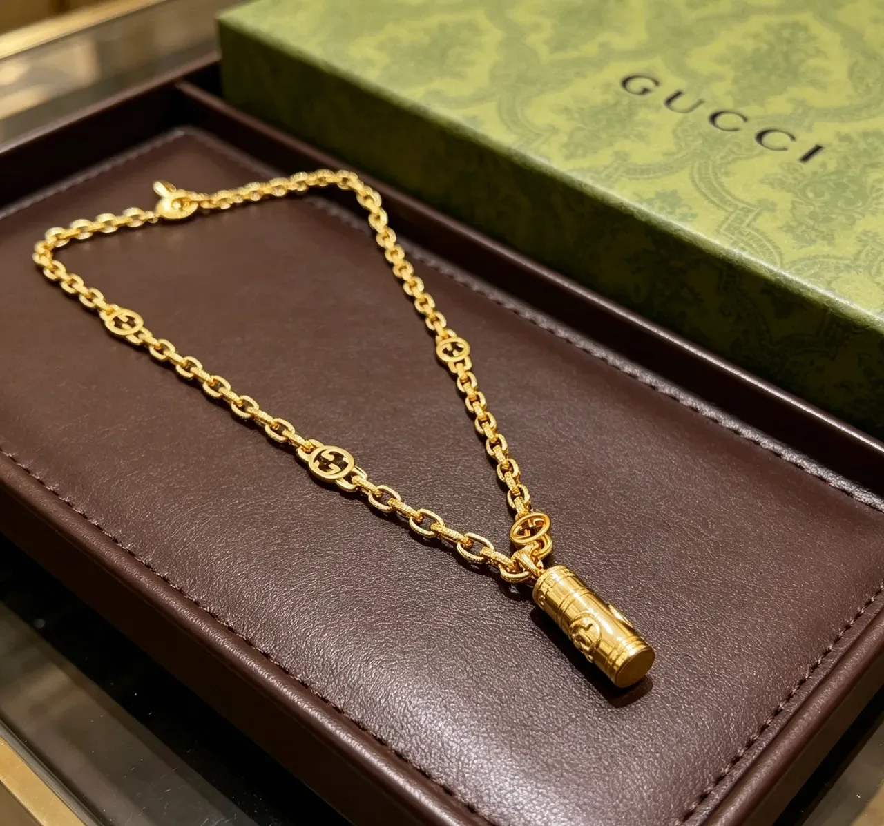 Colar Gucci Corrente Curb de Ouro com Elós Interligados do Logo G 8