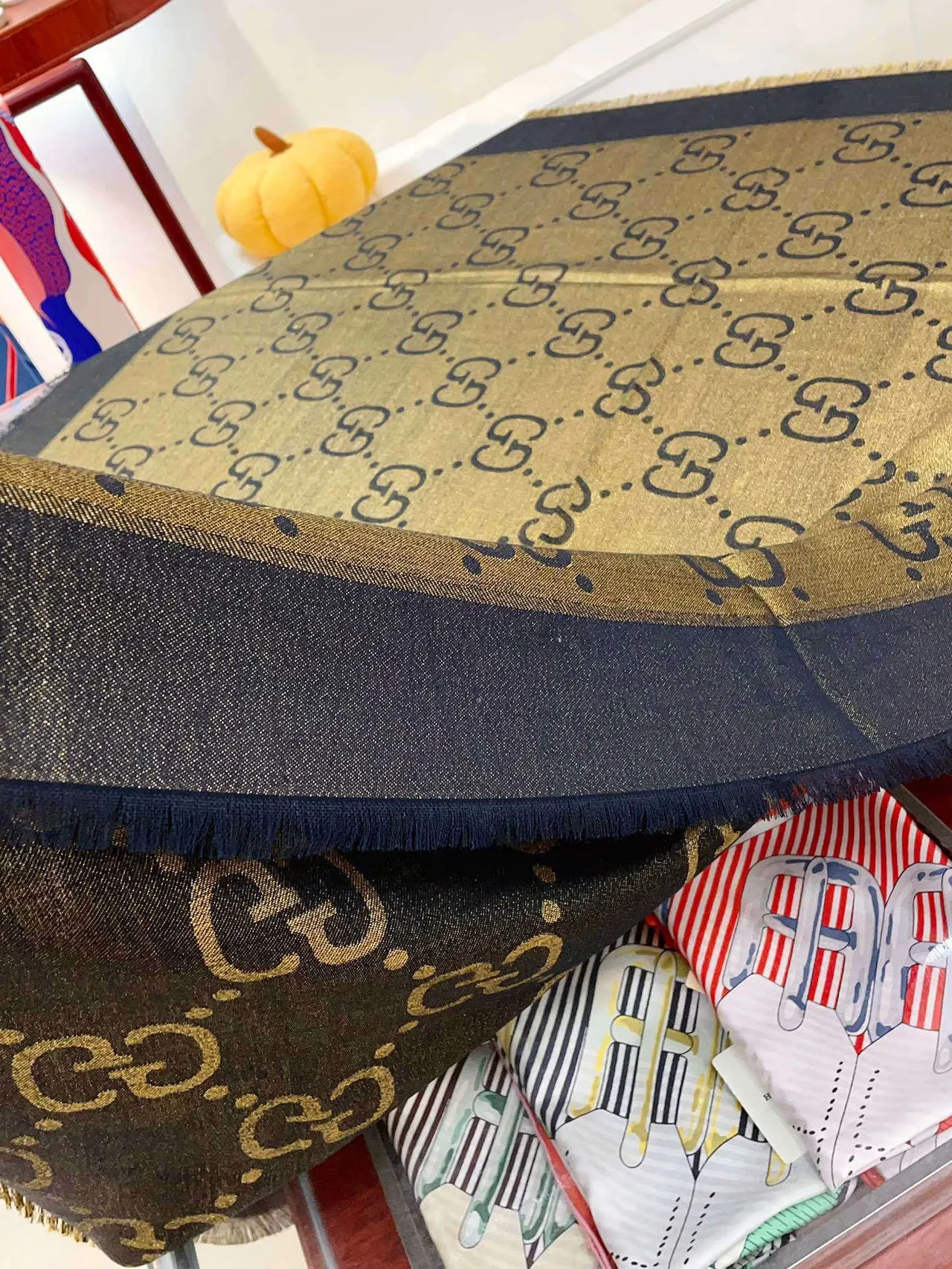 Gucci cachecol de seda com franjas estampado monograma em dourado marinho 7