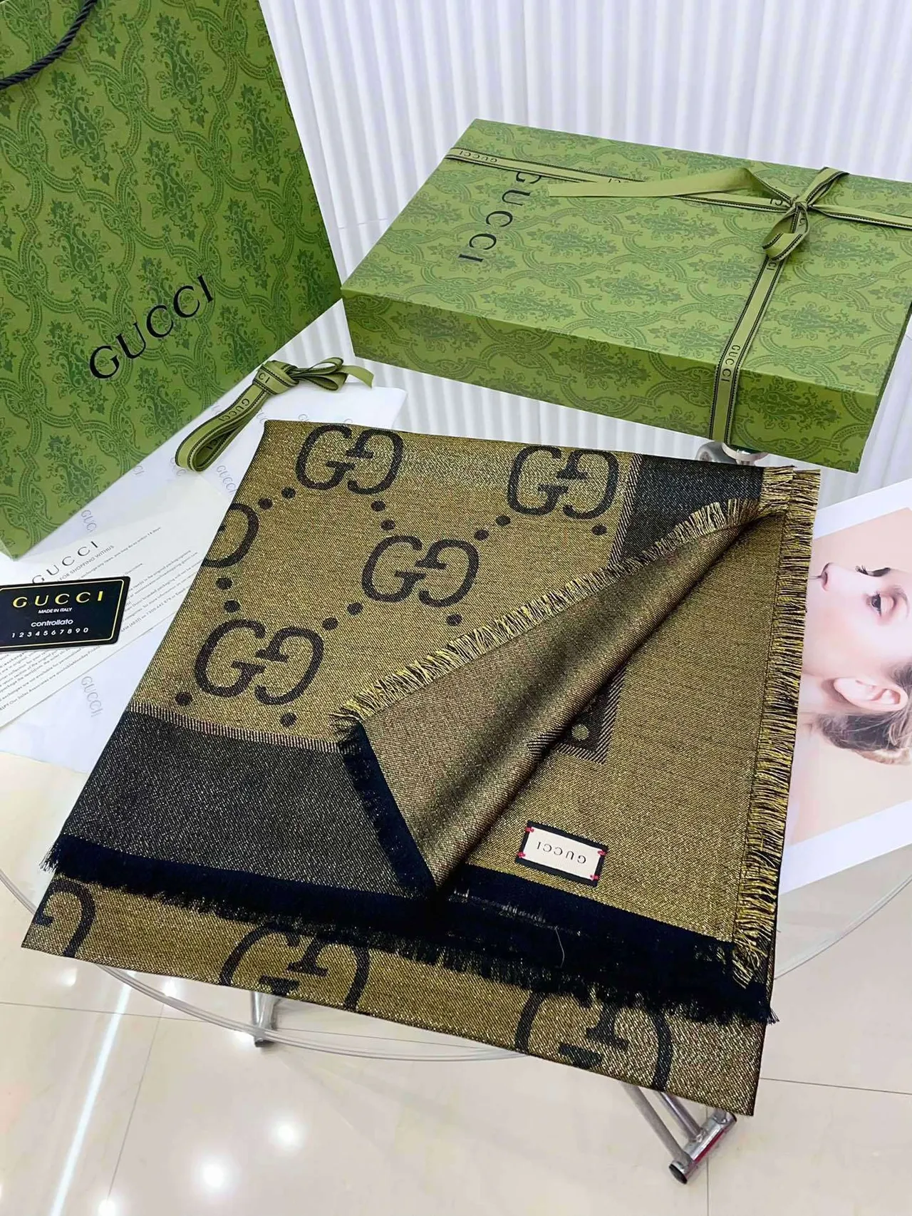 Gucci cachecol de seda com franjas estampado monograma em dourado marinho 3