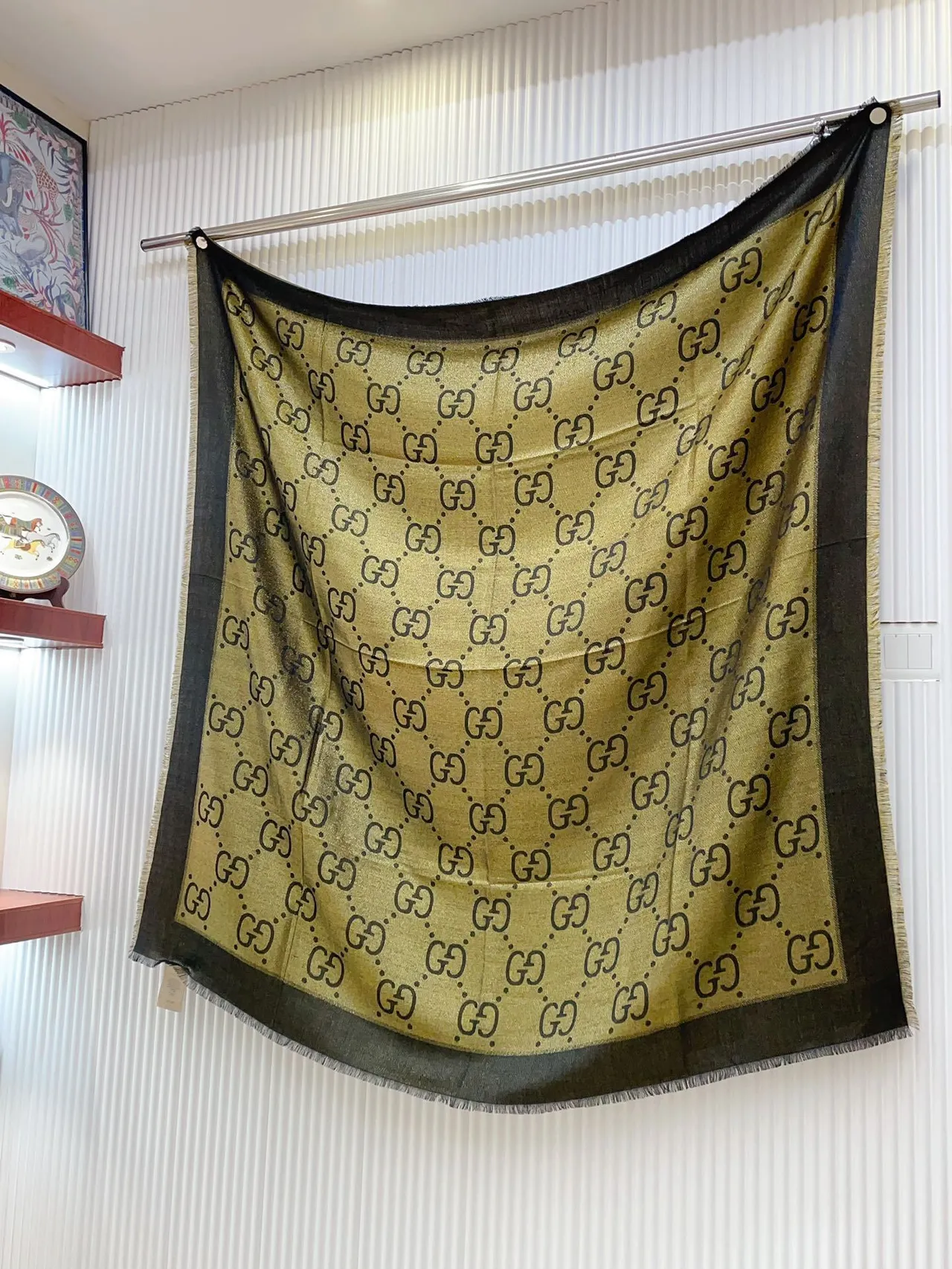 Gucci cachecol de seda com franjas estampado monograma em dourado marinho 4