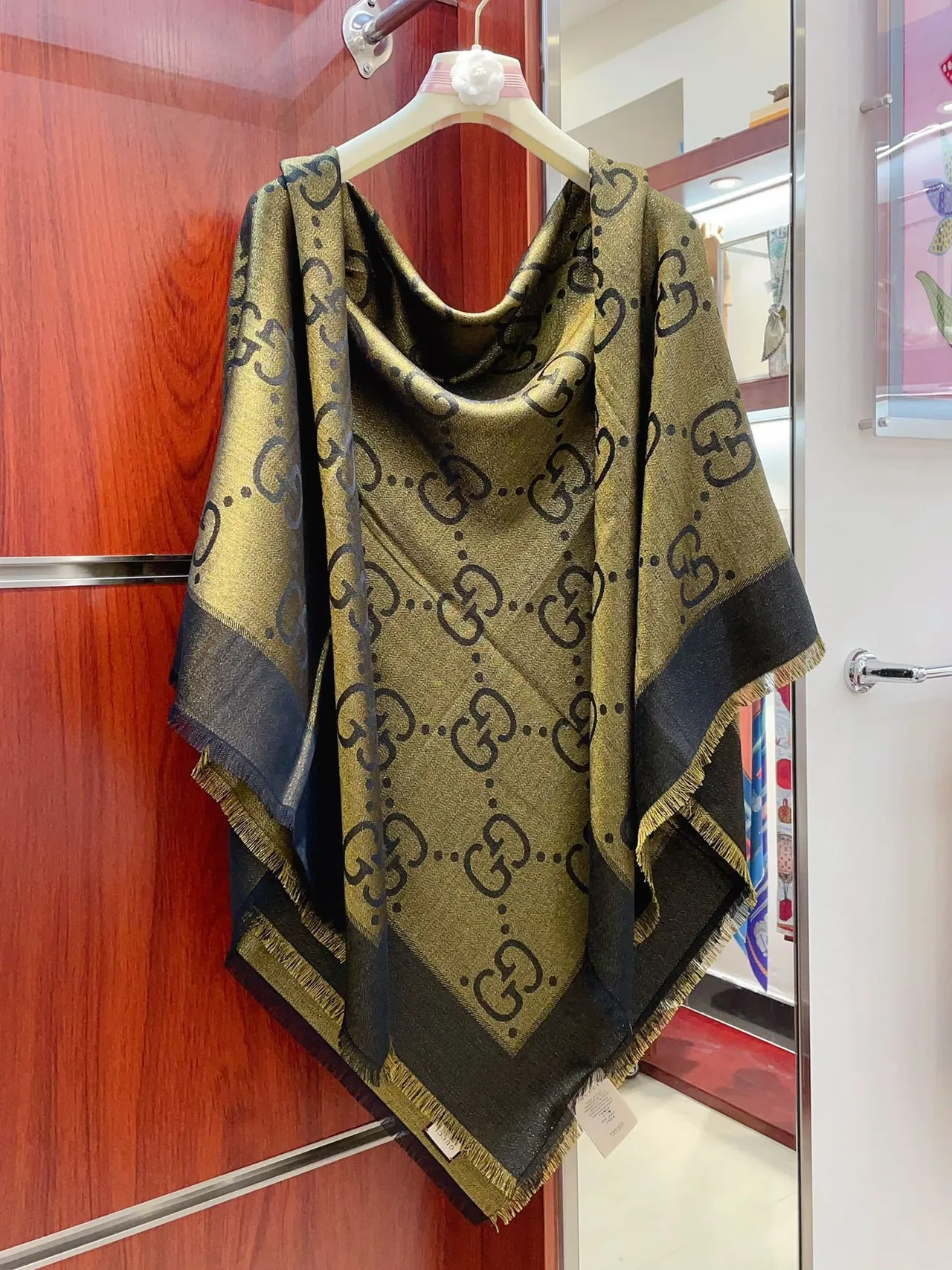 Gucci cachecol de seda com franjas estampado monograma em dourado marinho 5