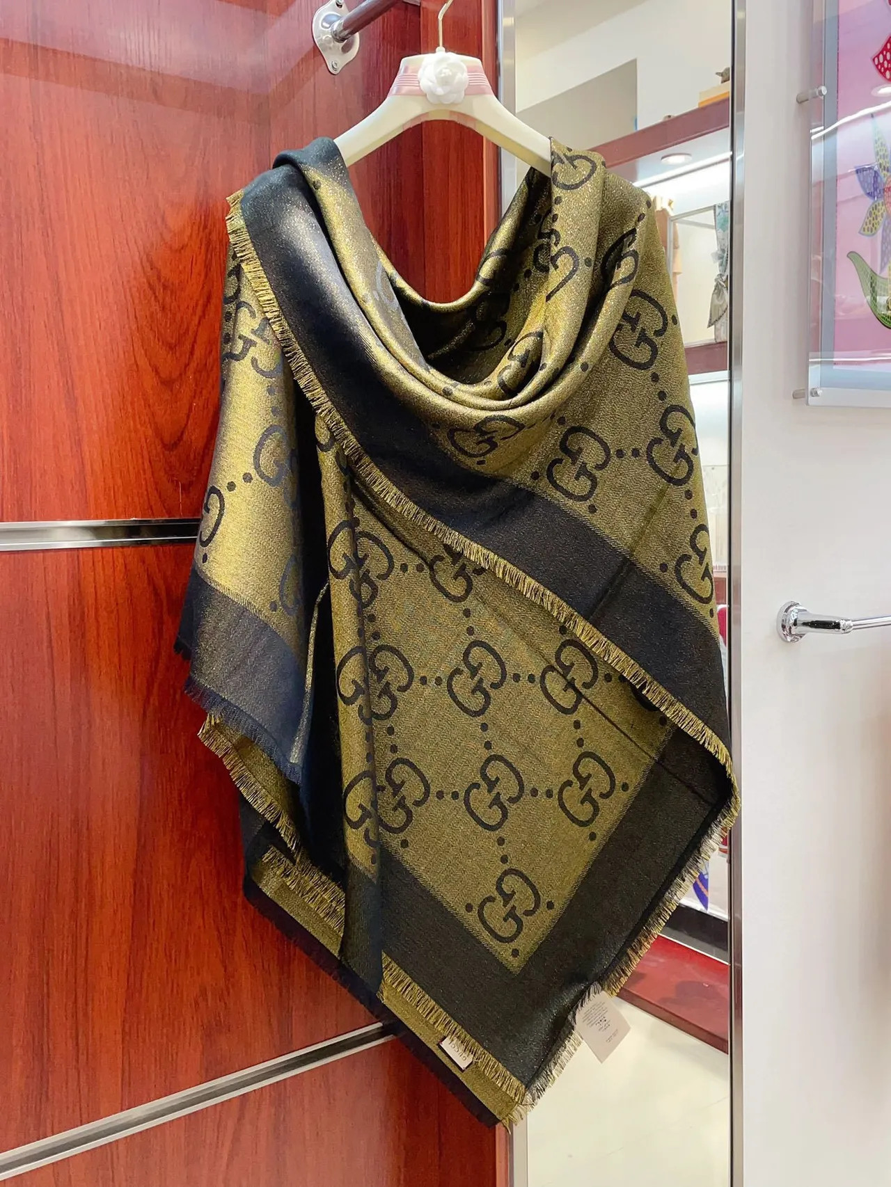 Gucci cachecol de seda com franjas estampado monograma em dourado marinho 6