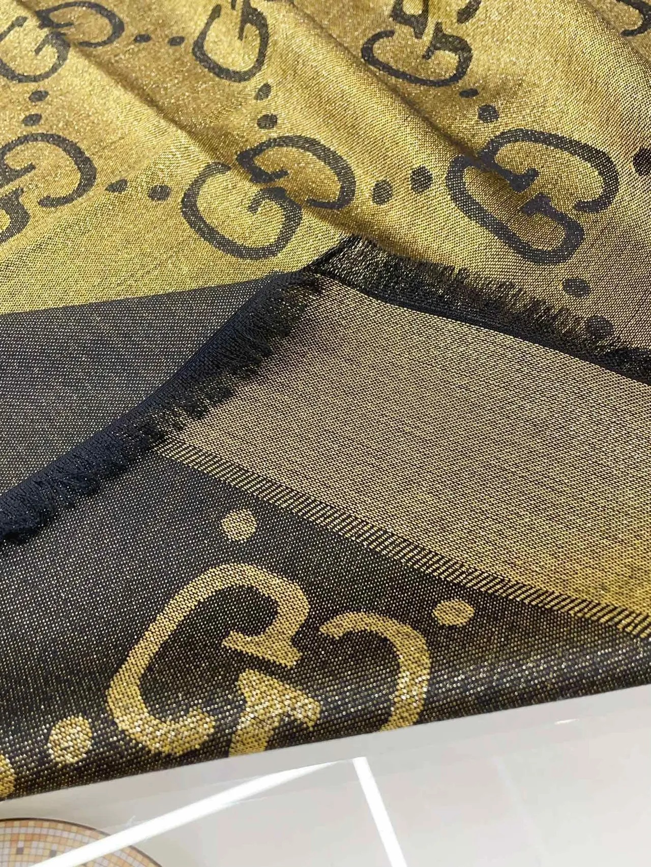 Gucci cachecol de seda com franjas estampado monograma em dourado marinho 9