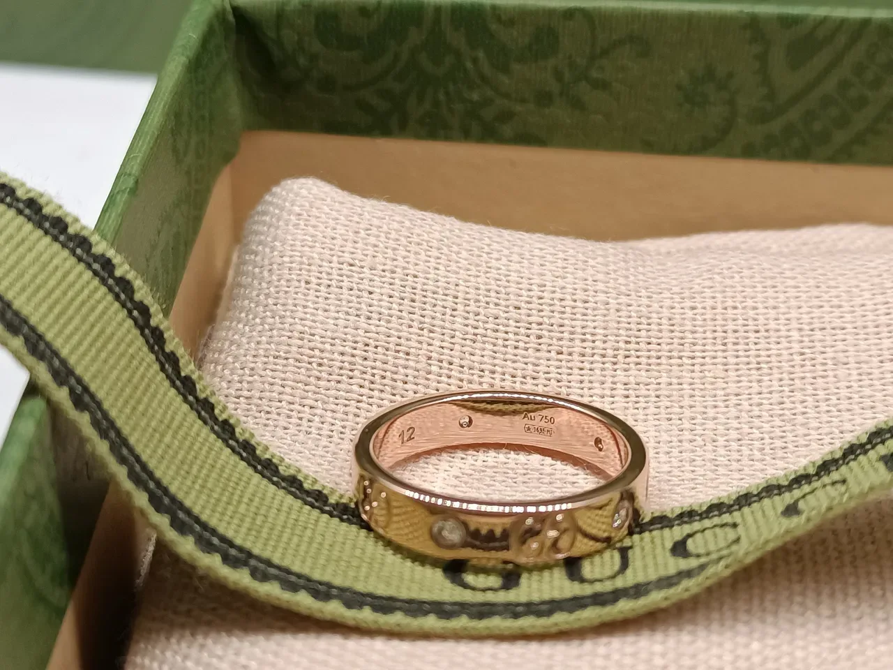 Gucci Gold Silver Monogram-Engraved Diamond-Accented Ring 2