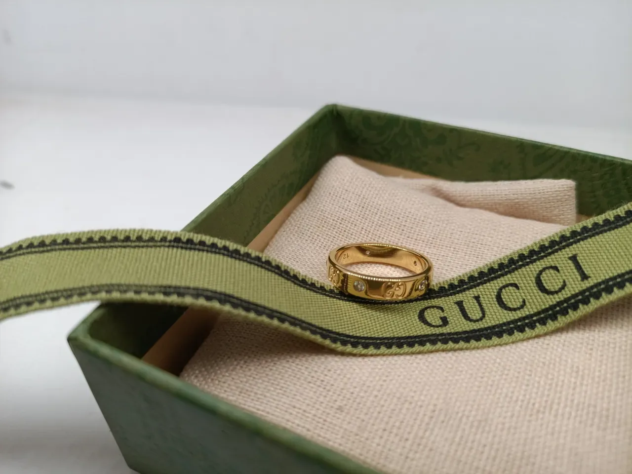 Gucci Gold Silver Monogram-Engraved Diamond-Accented Ring 3