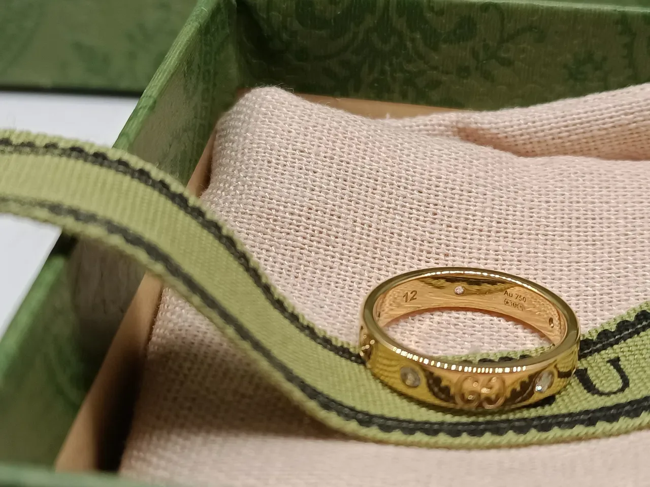Gucci Gold Silver Monogram-Engraved Diamond-Accented Ring 4