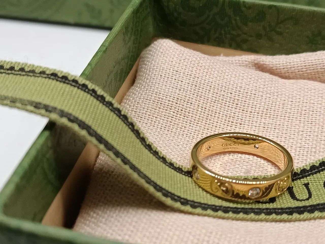 Gucci Gold Silver Monogram-Engraved Diamond-Accented Ring 5