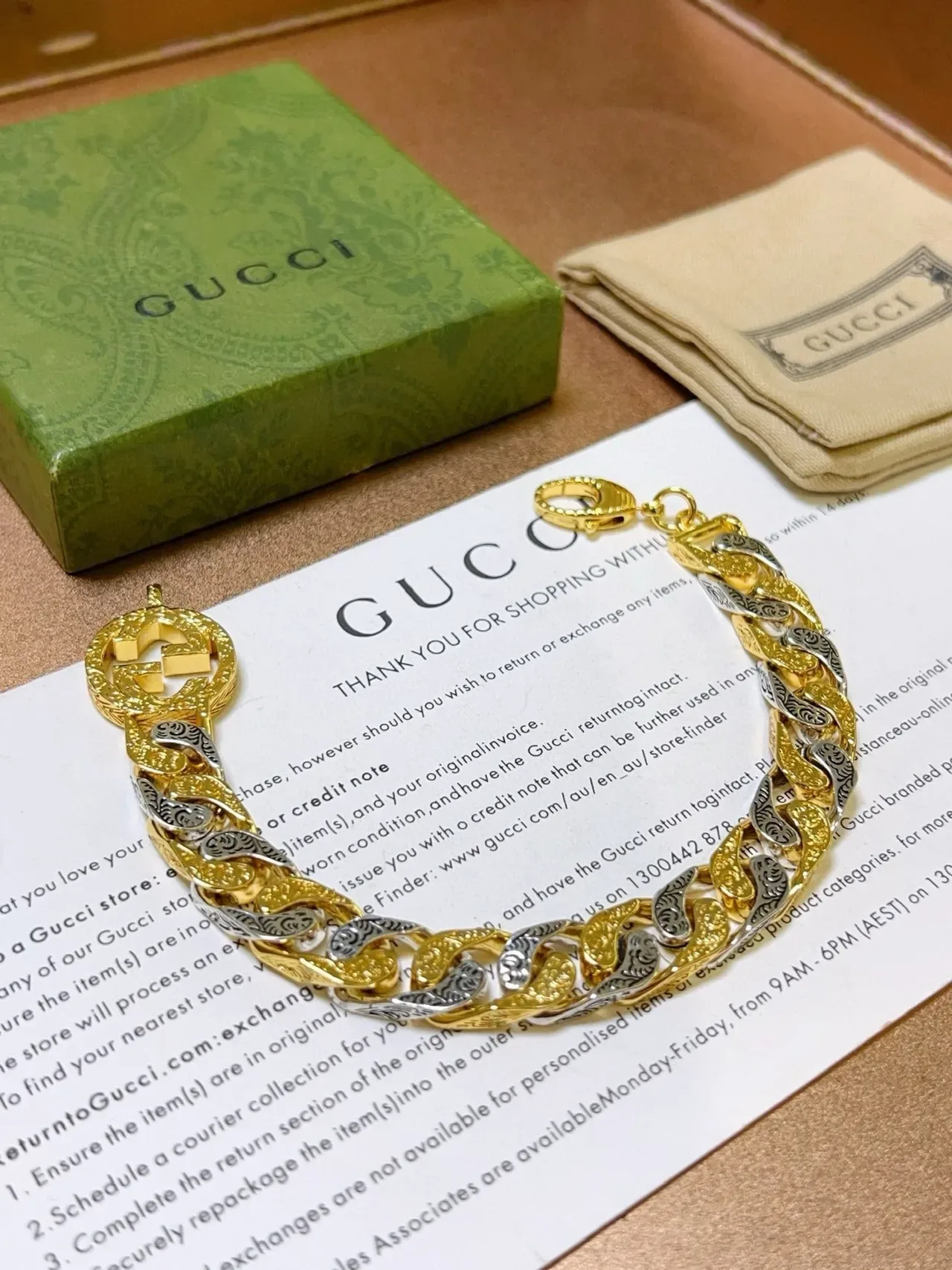 سوار Gucci سلسلة كيرب ثنائية اللون ذهبية وفضية نقش أنماط الأوراق 4
