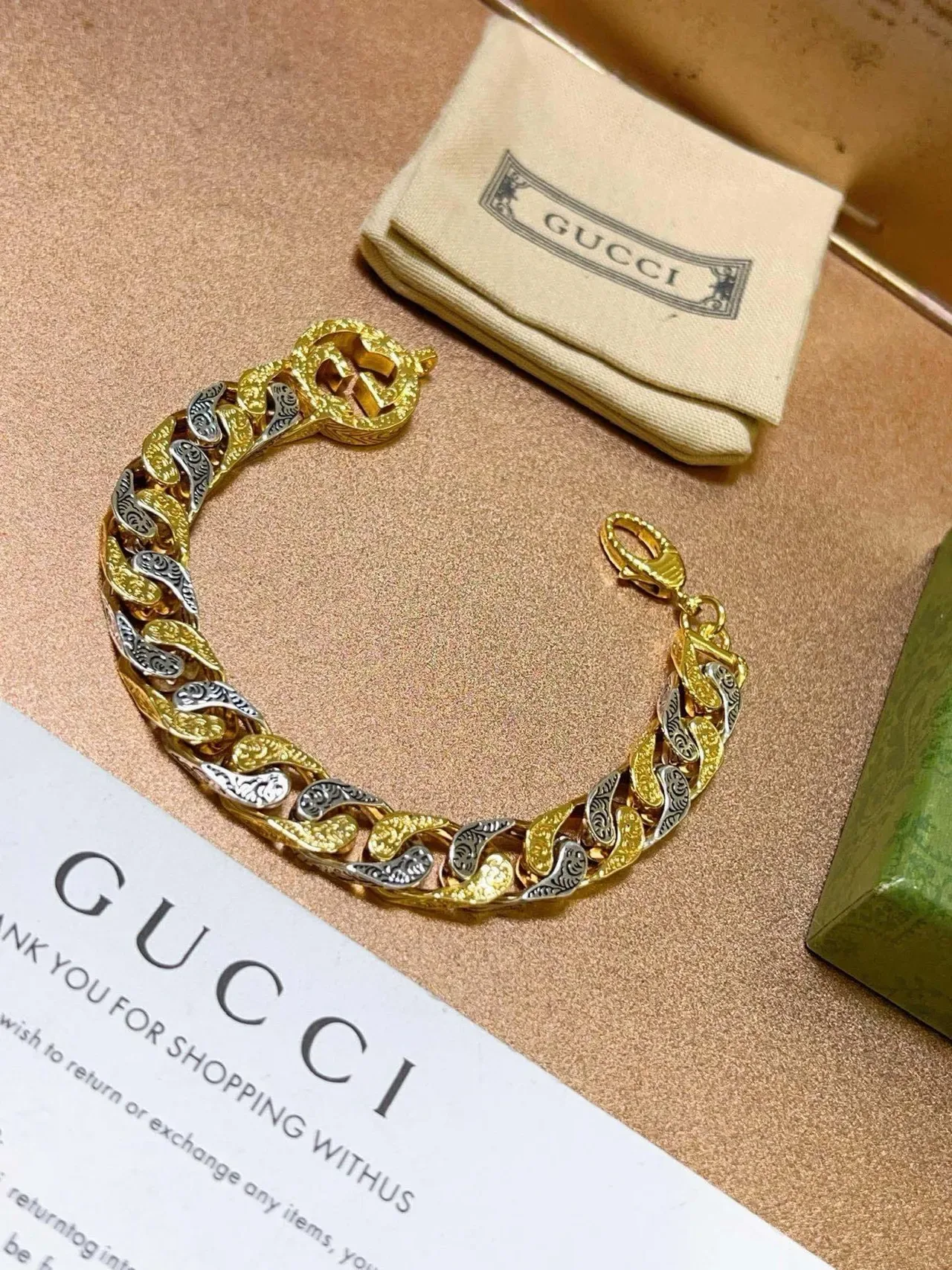 سوار Gucci سلسلة كيرب ثنائية اللون ذهبية وفضية نقش أنماط الأوراق 9