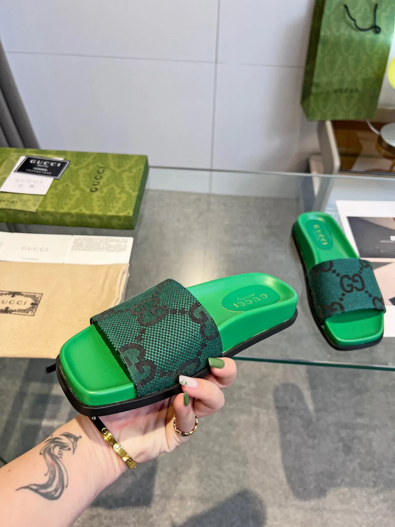 Gucci Sandales Plates Vertes Noires avec Bride Tressée GG 2