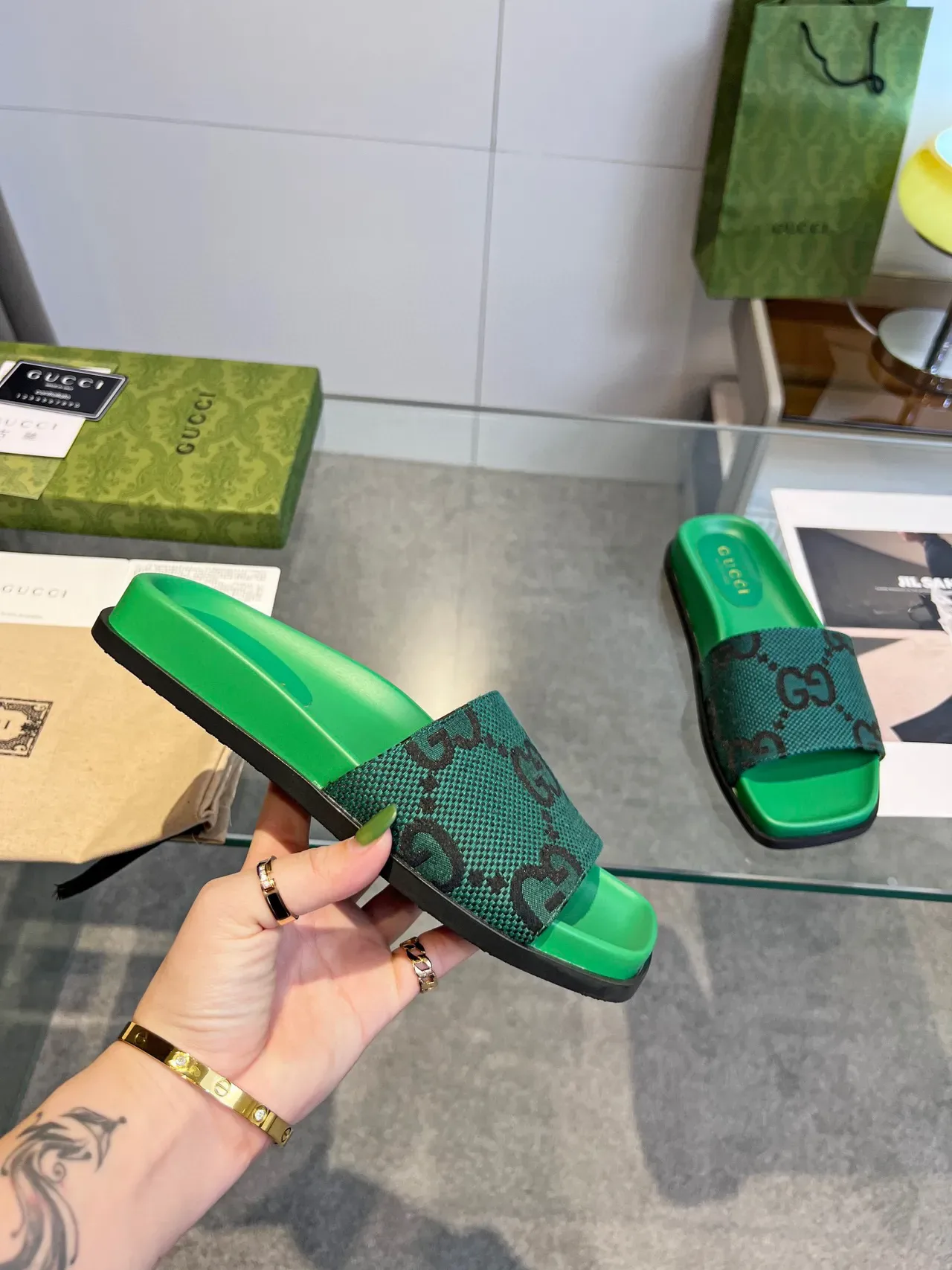 Gucci Sandales Plates Vertes Noires avec Bride Tressée GG 3