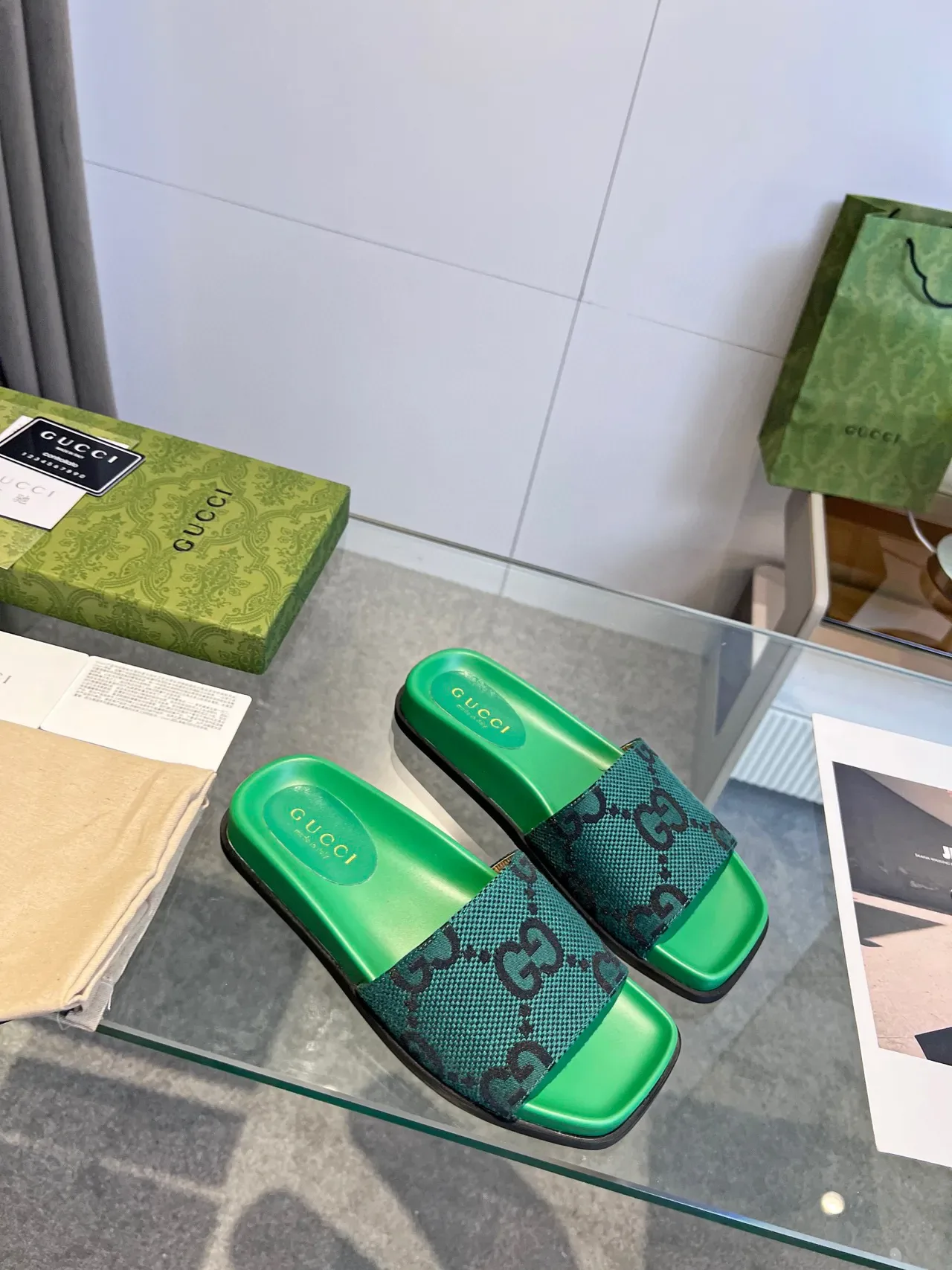 Gucci Sandales Plates Vertes Noires avec Bride Tressée GG 5