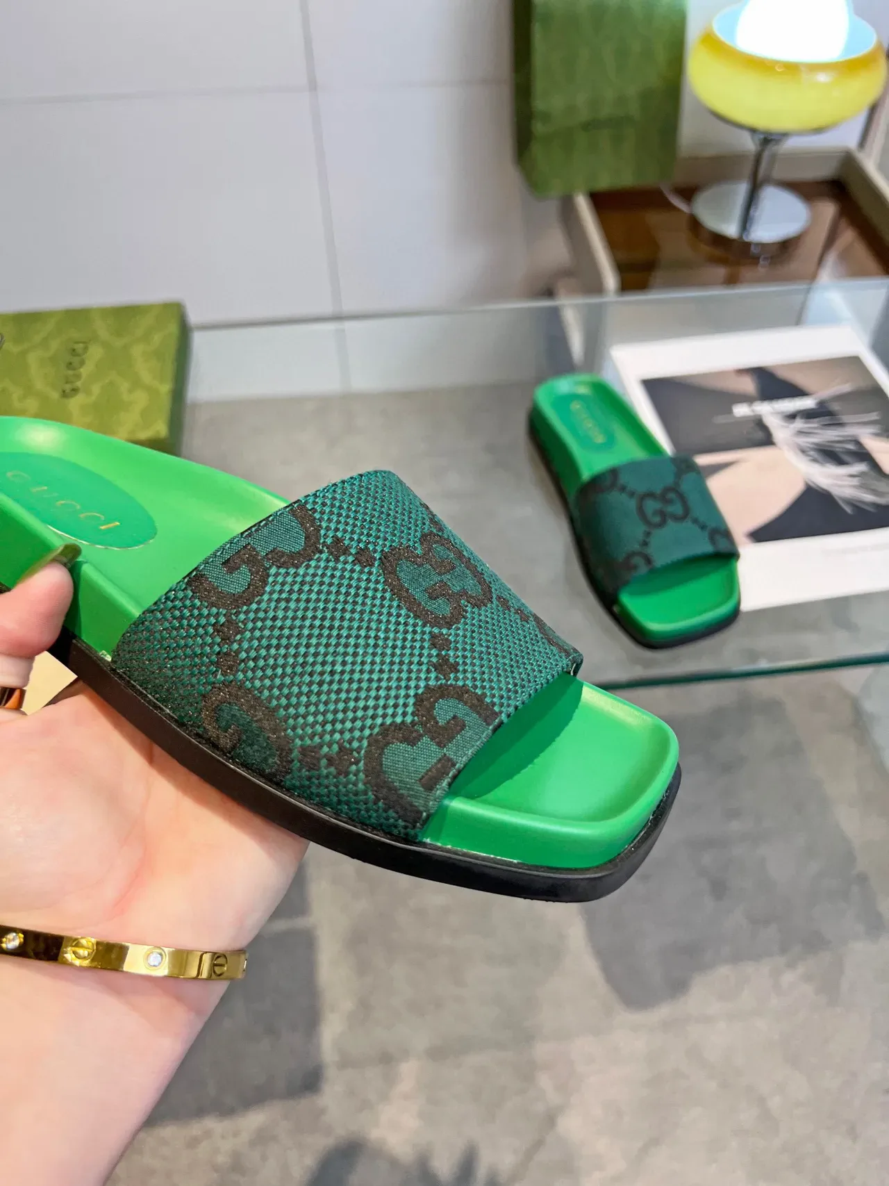 Gucci Sandales Plates Vertes Noires avec Bride Tressée GG 6
