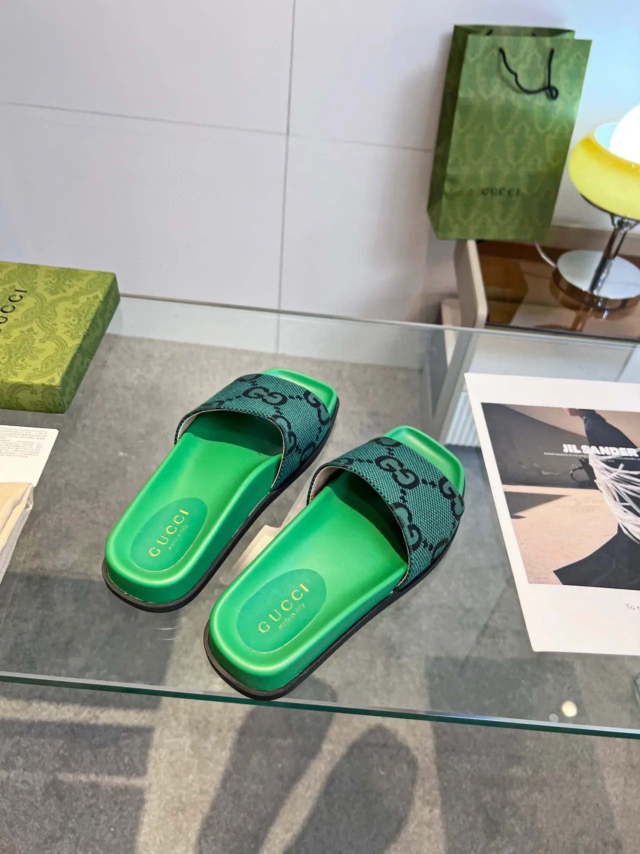 Gucci Sandales Plates Vertes Noires avec Bride Tressée GG 7