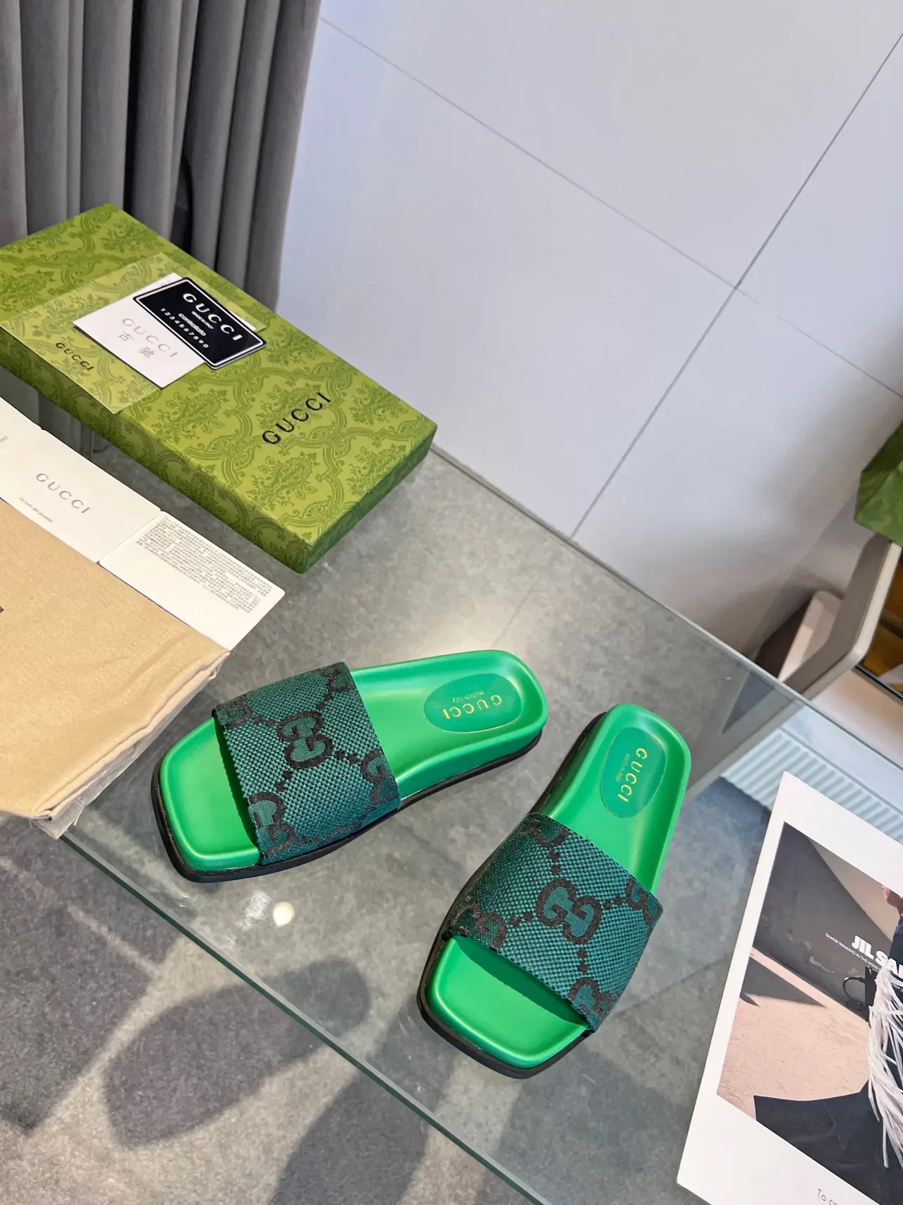 Gucci Sandales Plates Vertes Noires avec Bride Tressée GG 8