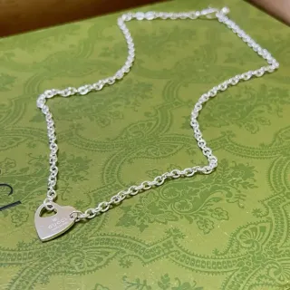 غوتشي قلادة قلب سلسلة فضية