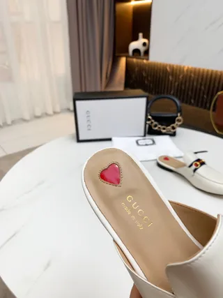Gucci Horsebit 1955 Mule en cuir blanc et marine avec accent de rayures web loafer 2