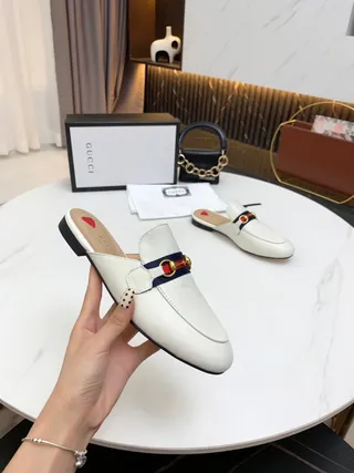 Gucci Horsebit 1955 Mule en cuir blanc et marine avec accent de rayures web loafer 3