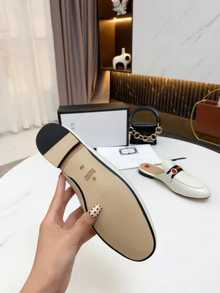 Gucci Horsebit 1955 Mule en cuir blanc et marine avec accent de rayures web loafer 4