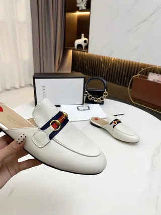 Gucci Horsebit 1955 Mule en cuir blanc et marine avec accent de rayures web loafer 7