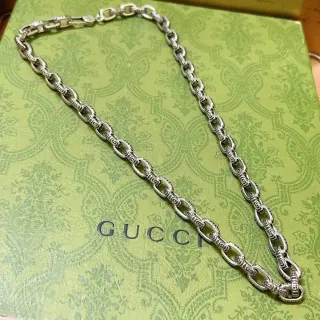 سلسلة Gucci فضية مع زخرفة الدوارات المنحوتة بأشكال بيضاوية