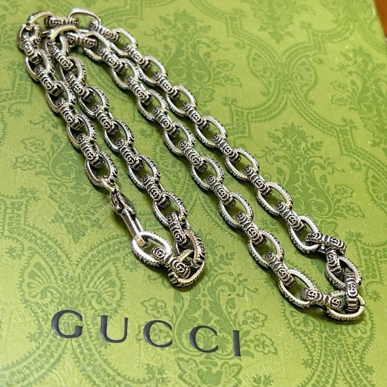 Gucci Ornate Scrollwork Oval-Link Silver Necklace 9