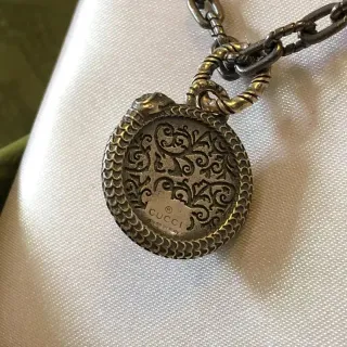 Gucci Ornate Serpent Medallion Antiqued Silver قلادة
