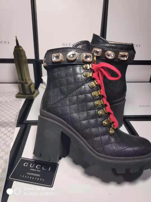 Gucci Rhyton Botas de tornozelo de couro preto acolchado com cadarços vermelhos 2