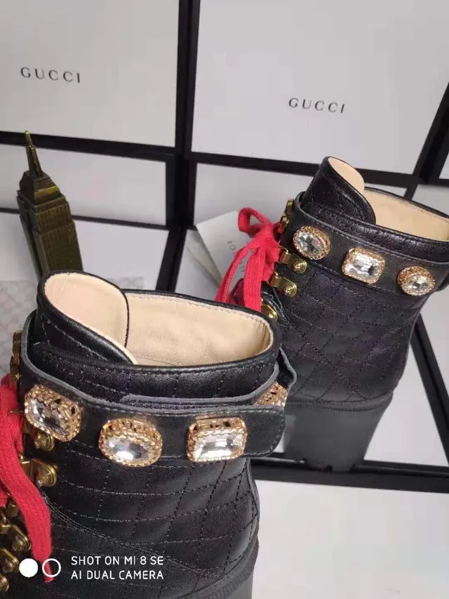 Gucci Rhyton Botas de tornozelo de couro preto acolchado com cadarços vermelhos 3