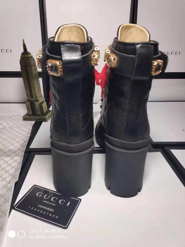 Gucci Rhyton Botas de tornozelo de couro preto acolchado com cadarços vermelhos 4