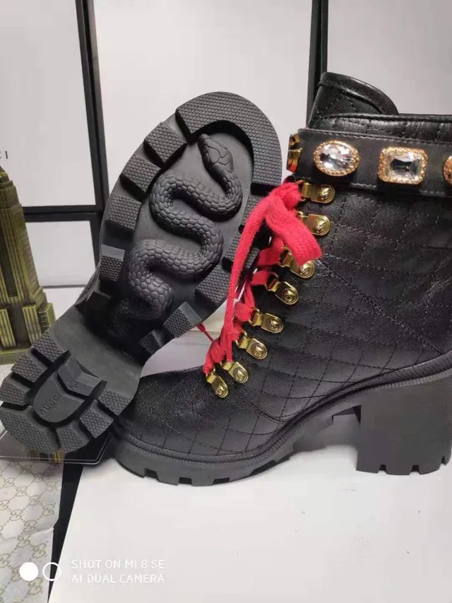 Gucci Rhyton Botas de tornozelo de couro preto acolchado com cadarços vermelhos 5