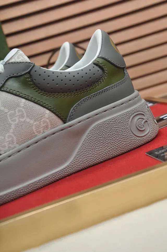 Gucci Rhyton Sneakers style de vie vert olive et gris GG Monogram 9