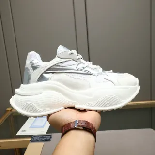 Gucci Rhyton أحذية رياضية بيضاء وفضية معدنية كبيرة