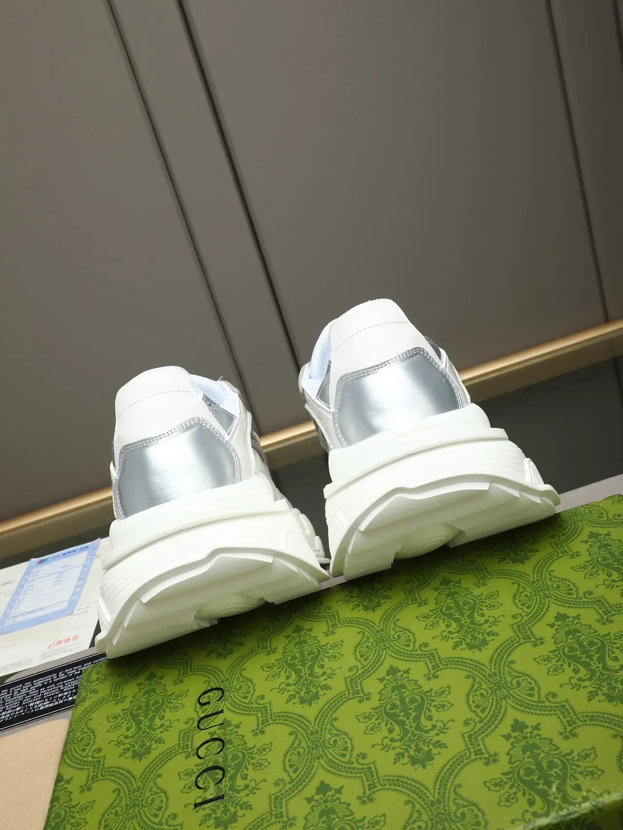 Gucci Rhyton أحذية رياضية بيضاء وفضية معدنية كبيرة 4