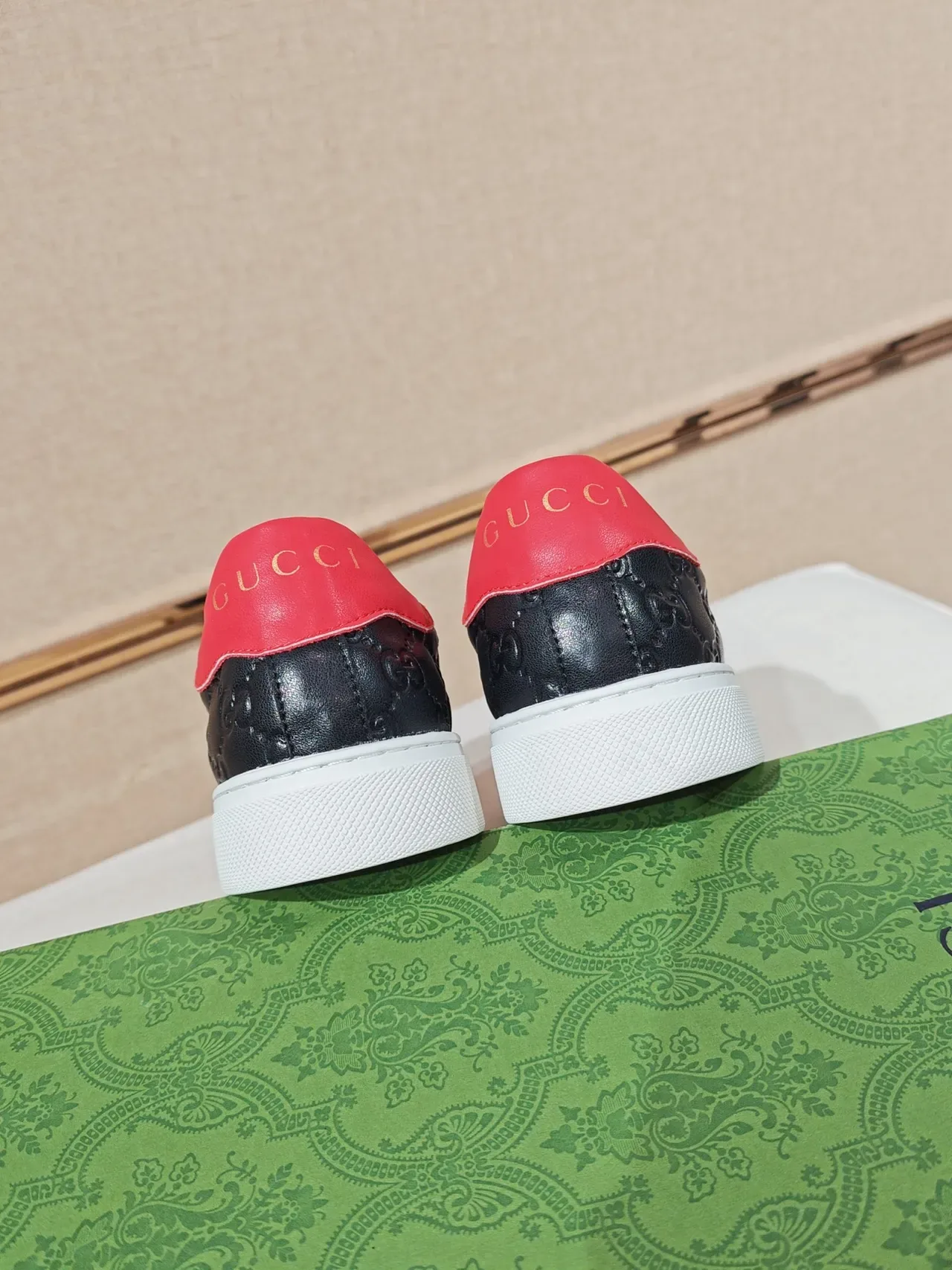 Gucci Screener Chaussures Lifestyle Slip-On en Cuir Noir avec Bande Web 3
