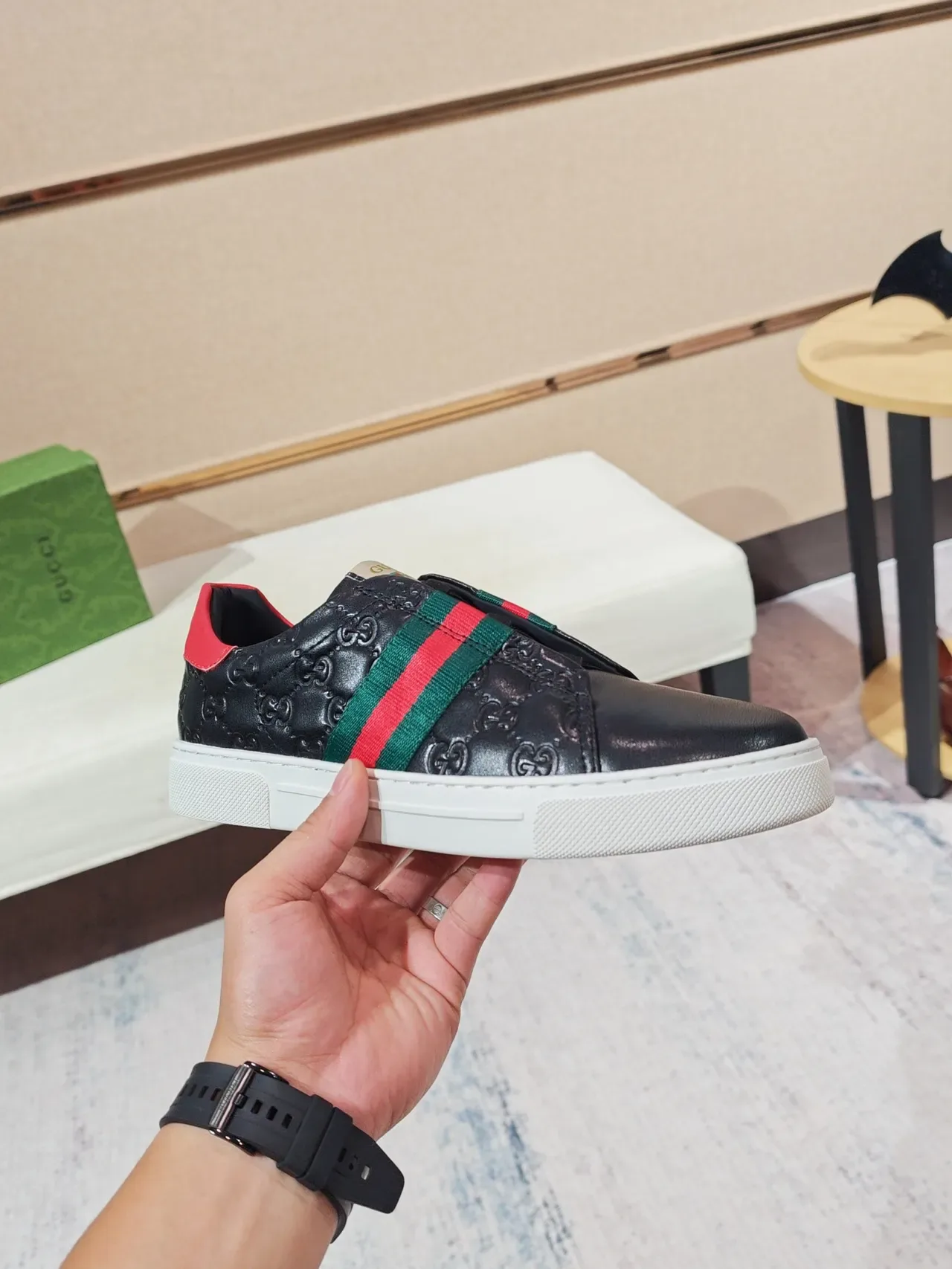 Gucci Screener Chaussures Lifestyle Slip-On en Cuir Noir avec Bande Web 4
