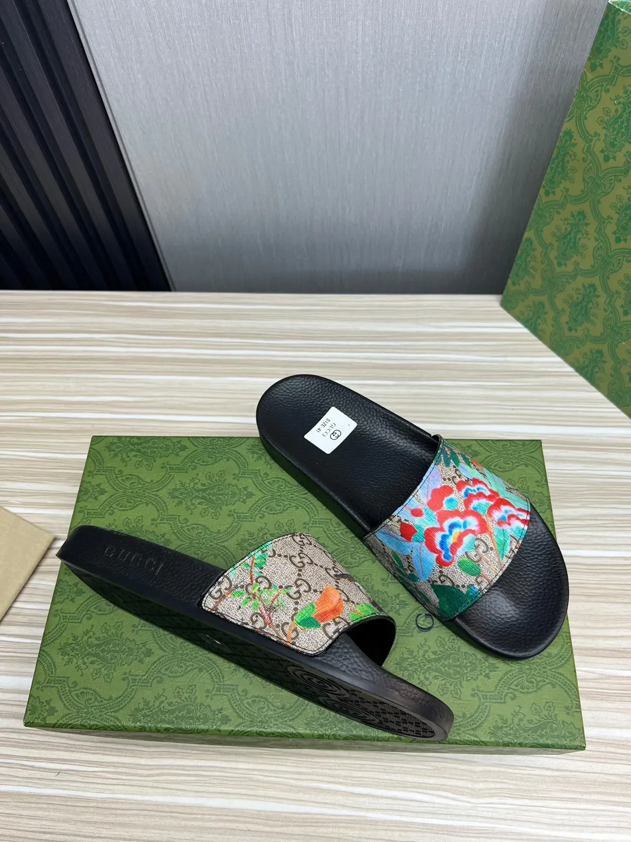 Gucci Screener Chinelos Preto Multicolorido Solado Texturizado Faixa Floral Larga 5