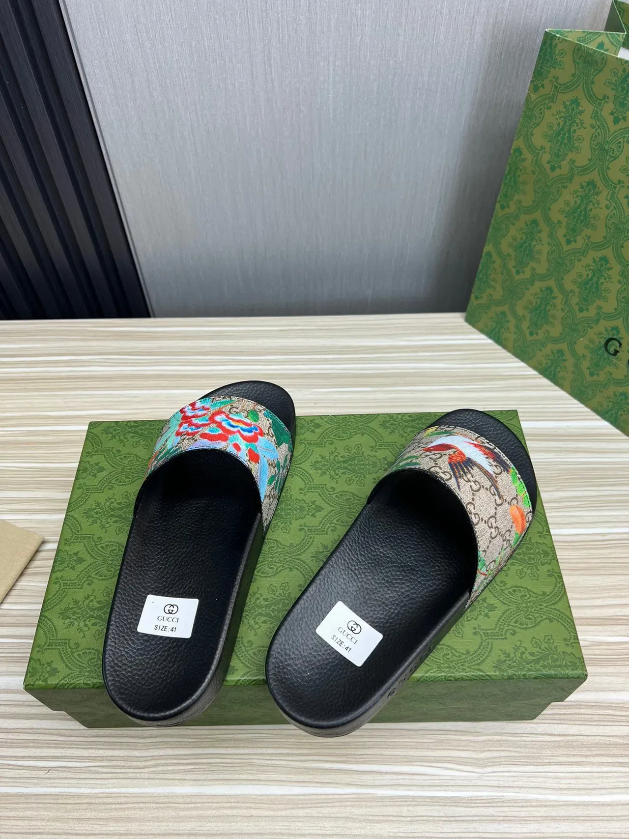 Gucci Screener Chinelos Preto Multicolorido Solado Texturizado Faixa Floral Larga 6