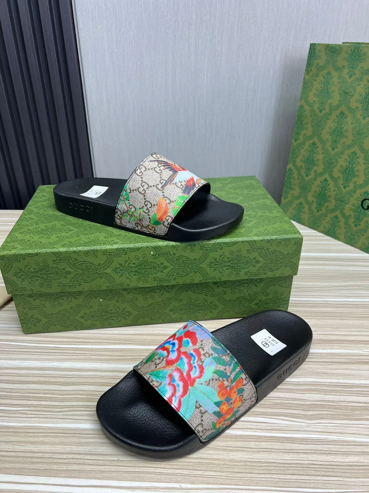 Gucci Screener Chinelos Preto Multicolorido Solado Texturizado Faixa Floral Larga 7