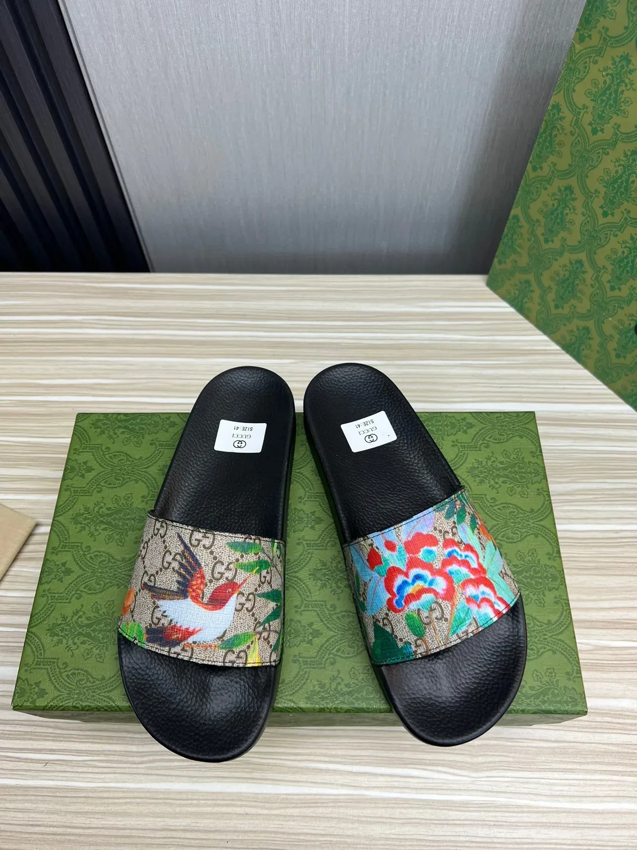 Gucci Screener Chinelos Preto Multicolorido Solado Texturizado Faixa Floral Larga 9
