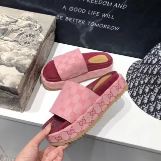 Gucci Screener गुलाबी GG Monogram प्लेटफॉर्म स्लिपर्स